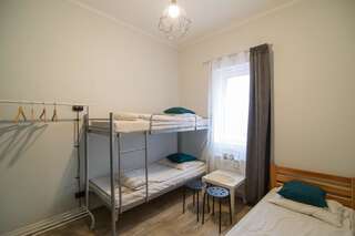 Хостелы Hostel Cinnamon Краков Трехместный номер с общей ванной комнатой-4